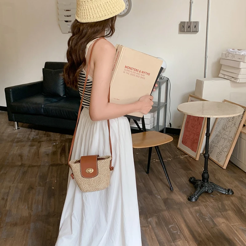 Niche design mini sac femme été 2025 nouvelle mode exquis tissage compact bandoulière ins paille vacances sacs de plage