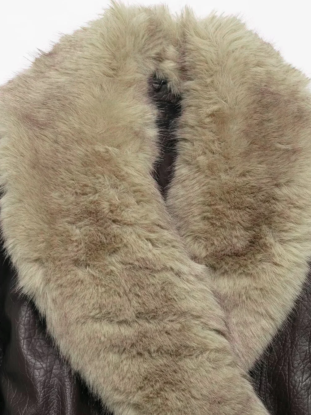 Damen-Winterjacke aus braunem Kunstleder mit Kunstfellkragen, Motorrad-Stil, langen Ärmeln und Doppelknopfverschluss