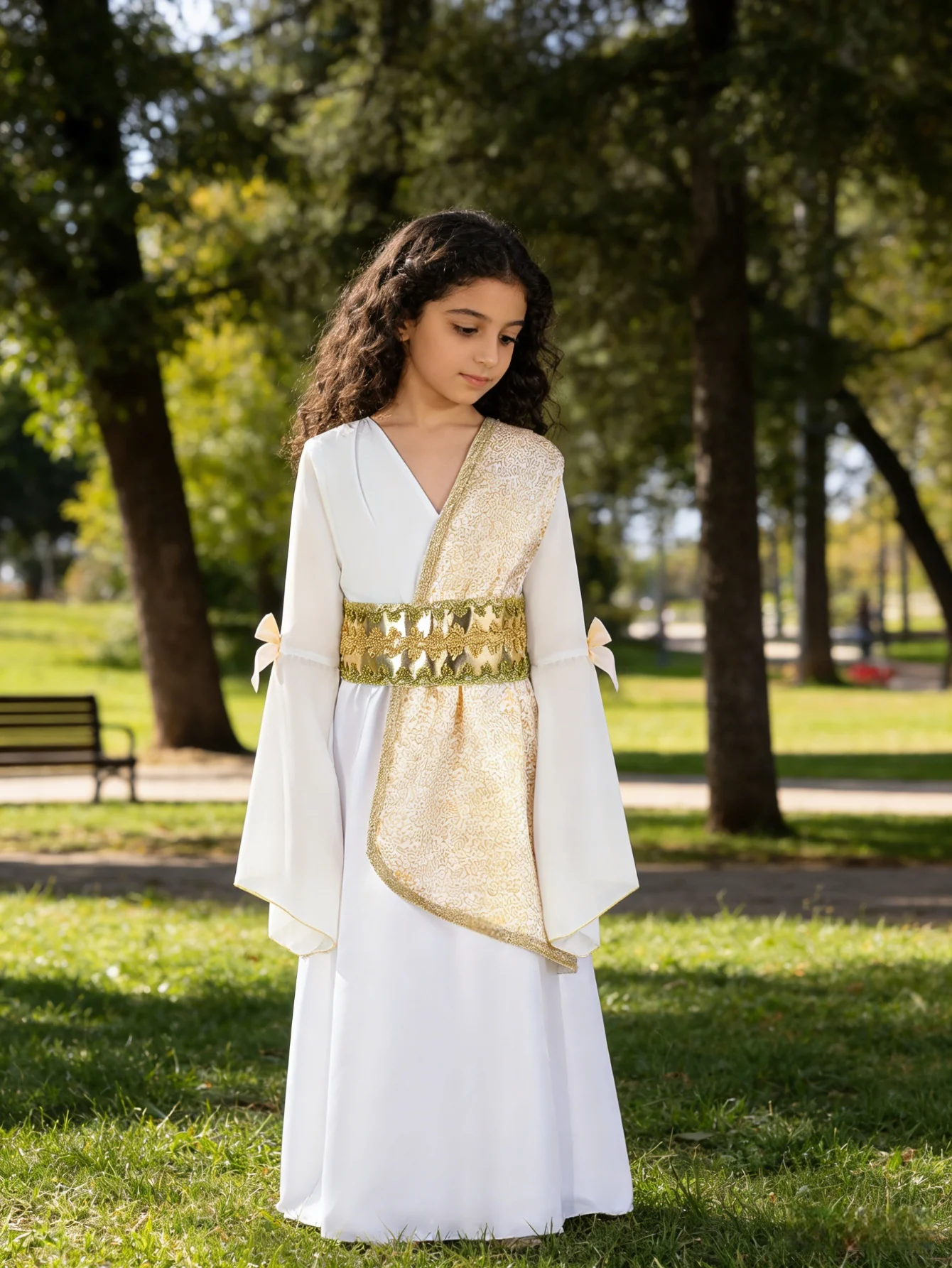 1 vestido estilo princesa para niña + 1 cinturón dorado, con mangas ligeramente acampanadas decoradas con lazos amarillo claro y un panel frontal izquierdo con estampado dorado iridiscente, para Halloween, fiestas de Navidad, vestidos temáticos infantiles, disfraces de princesa para niñas.