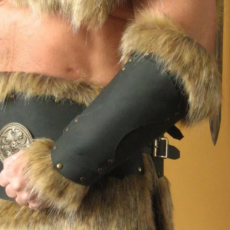 Medievale Viking Warrior bracciale in pelle Steampunk Fur Accents LARP Costume per uomo donna rivettato Arm Armor accessorio di Halloween