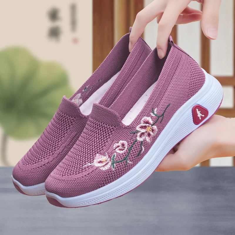 

Beijing Ladies Soft Bottom Sports Shoes Floral Embellished Slip-On Casual Fashion Footwear for Middle-Aged Women