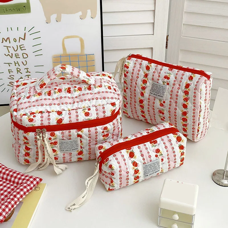 

Модная стеганая сумка для макияжа с красным цветком и клубникой, женская большая вместительная косметичка для хранения, сумка для дам и девочек, чехол для кистей