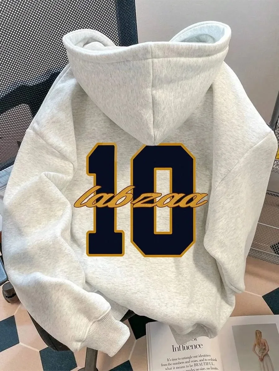 

Спортивная — шикарная толстовка из чистого хлопка с капюшоном, демонстрирующая большую «10» и изысканным письмом — стильный выбор для повседневного ношения