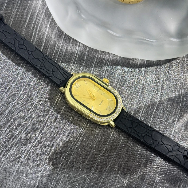 ساعة كوارتز نسائية بسيطة فاخرة 2025 طقم ألماس كاجوال تصميم فستان سوار على مدار الساعة