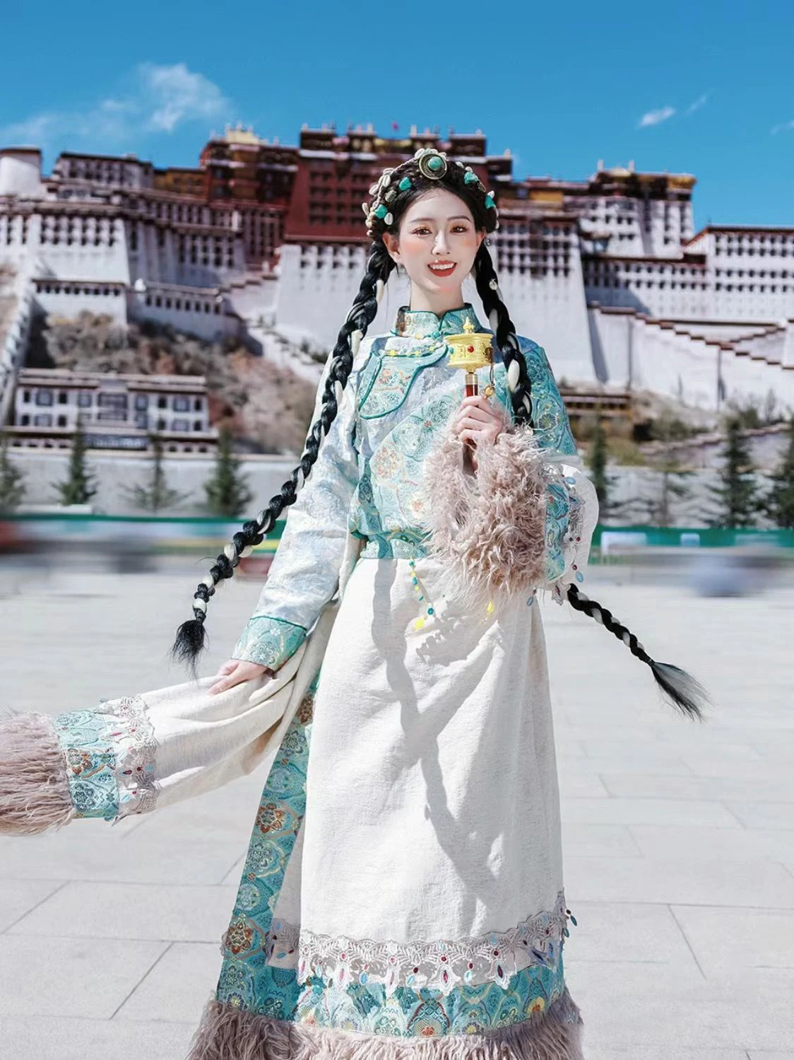 

Blue Tibetan Ethnic Noblewoman's Long Robe Photography Costume Travel Photography Dance Photography Clothing for Ladies