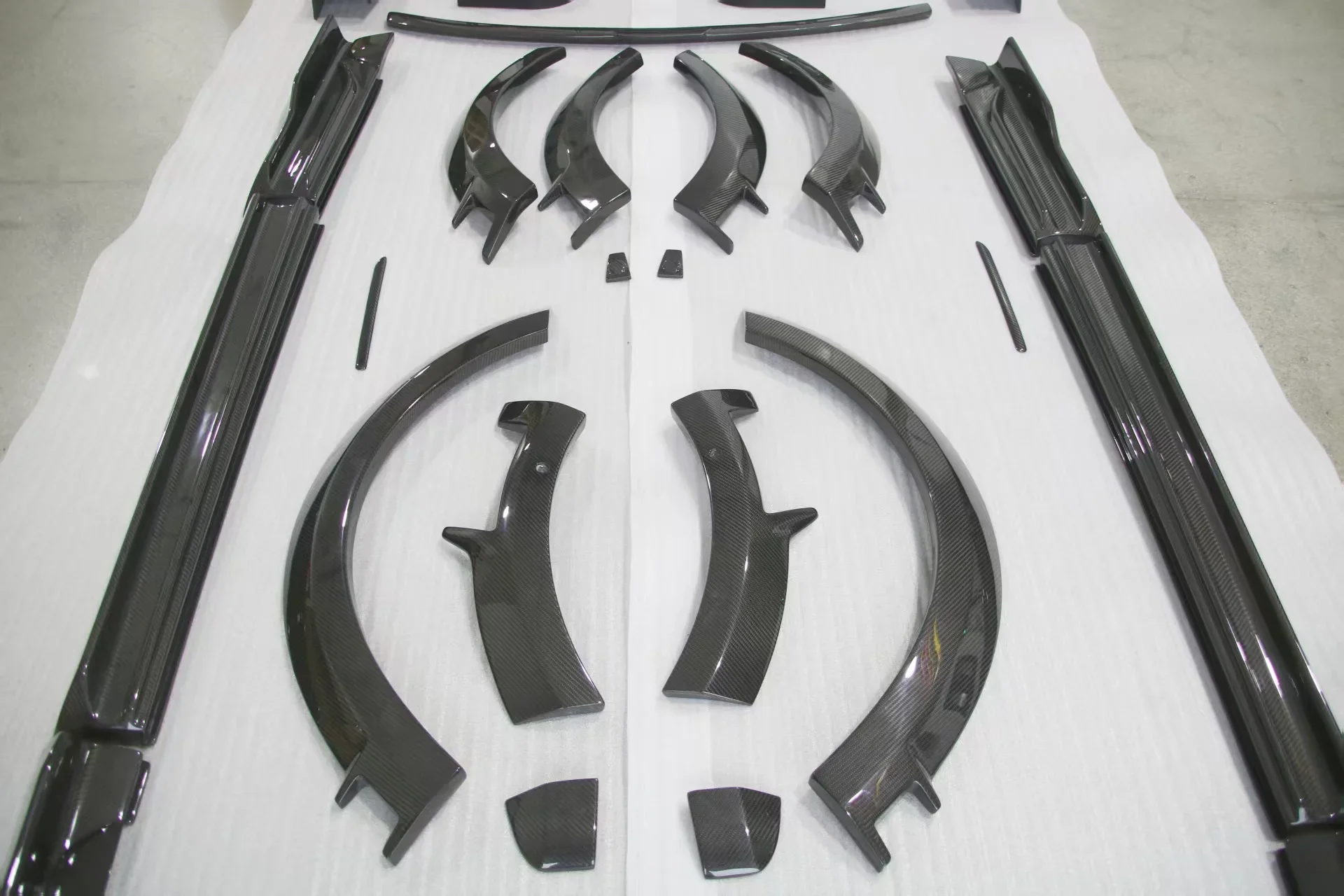 High Quality Dry Carbon Fiber Body Kit forRange Rover VOGUE 2023 Front Lip Side Skirt Rear Diffuser  Perfect Fitment