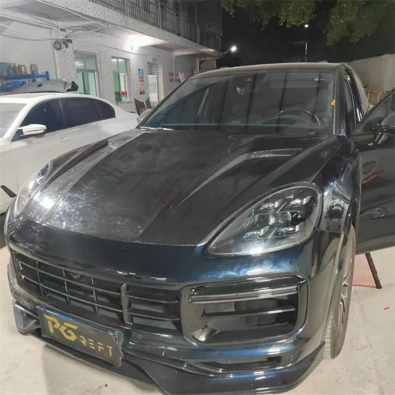 

Для капота из углеродного волокна Porsche Cayenne