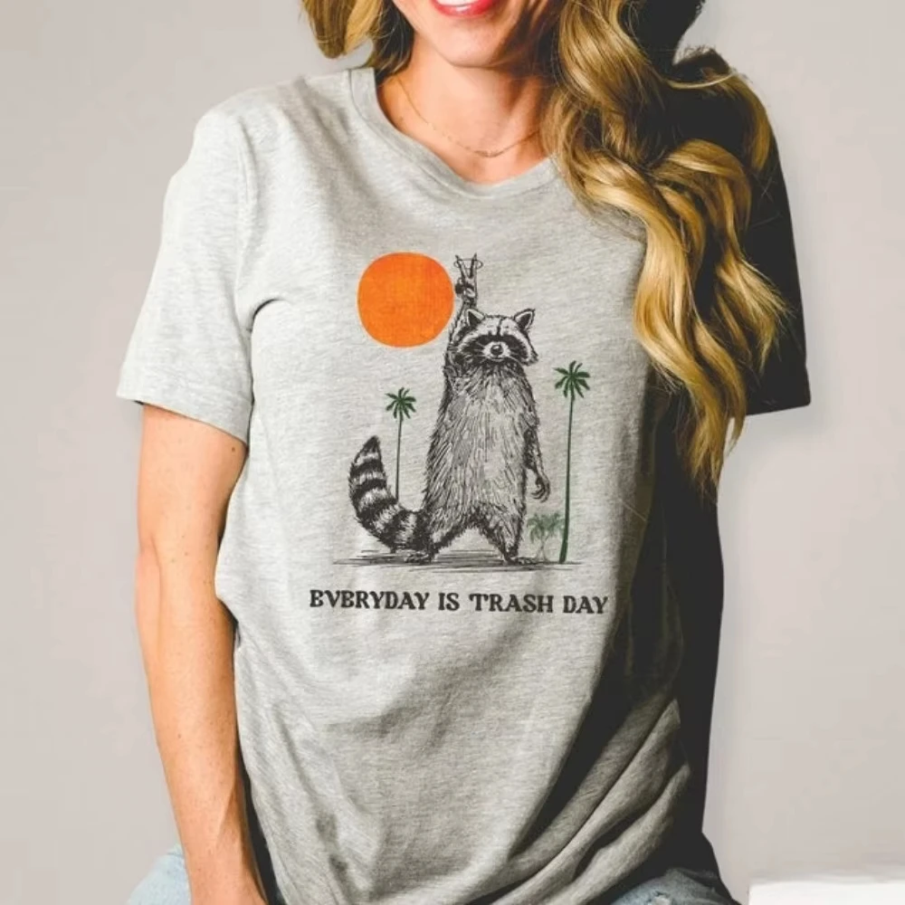 

Рубашка с изображением енота Everyday Is Trash Day, футболка с изображением заката в стиле ретро, рубашка с енотом в стиле ретро, топы с мемами, удобная уютная футболка