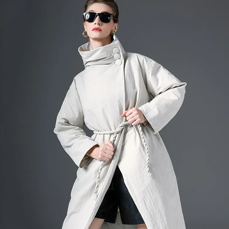 เสื้อแจ็คเก็ตผู้หญิงดีไซน์หรูหราสำหรับฤดูหนาว แจ็คเก็ตขนเป็ดหนานุ่ม อุ่นสบาย พร้อมเข็มขัด คุณภาพสูง ยาวคลุมเข่า กันลม