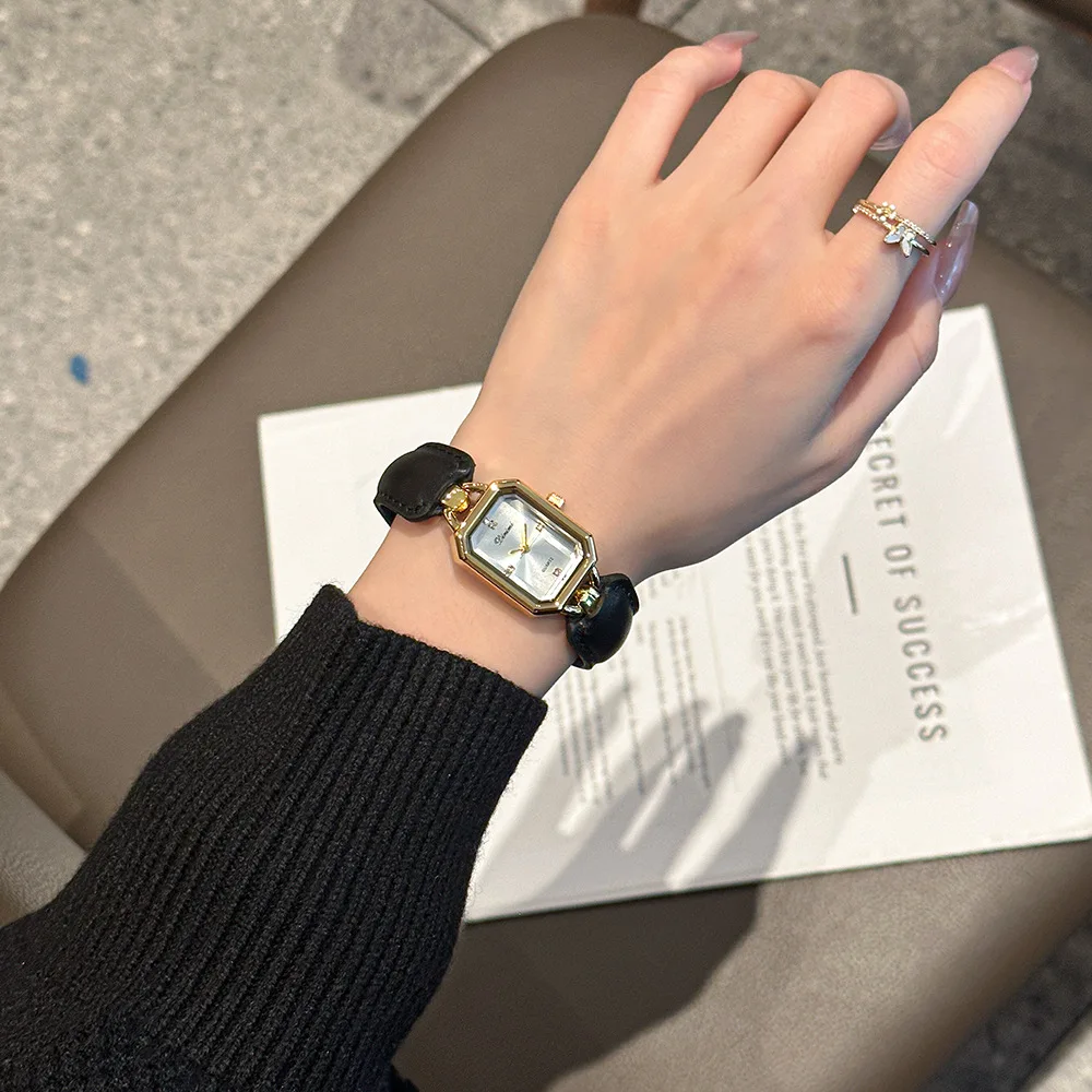 Stylish And Simple Square-Shaped Elegant Gold-Cased Leather Strap Women'S Watch, Vintage-Style High-End Women'S Steel Watch.