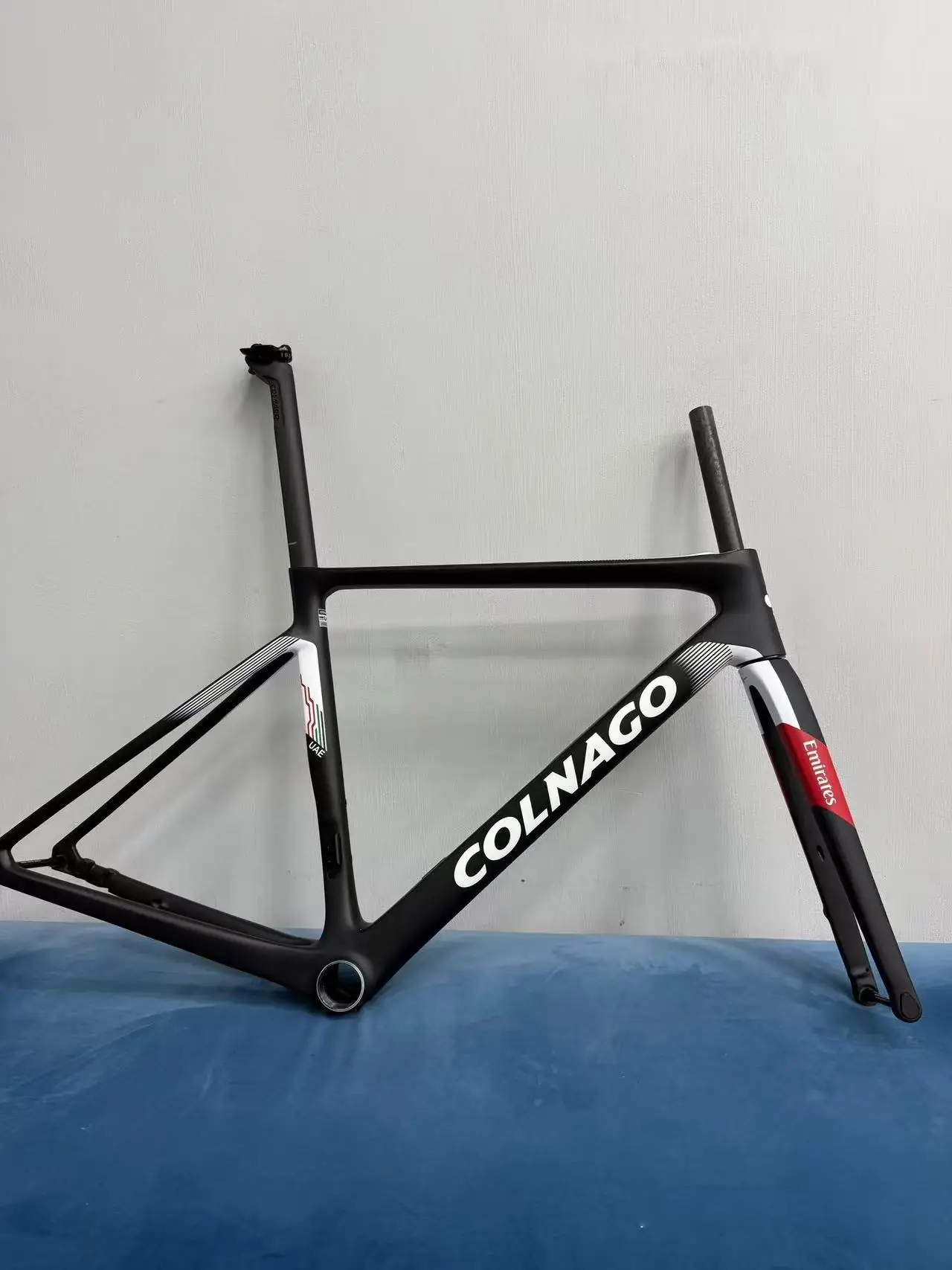 في عام 2025، Colnago V4RS الجديد تمامًا، في وظيفة الطلاء لإصدار فريق الإمارات العربية المتحدة، مع إطار من ألياف الكربون، متوفر بمقاسات 455، 485، 510، 530