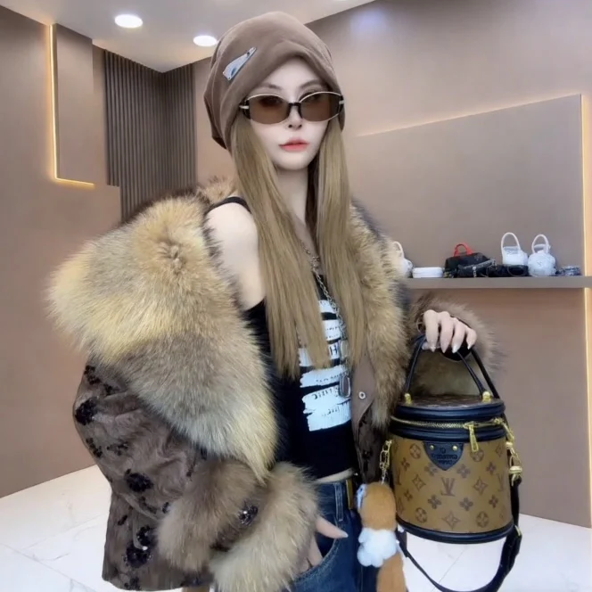 

Casual Faionable ort Jaet with Fur Collar And Heavy Splicing Sve Lightweight Luxury Design Loose Fit Slimming Outerwear