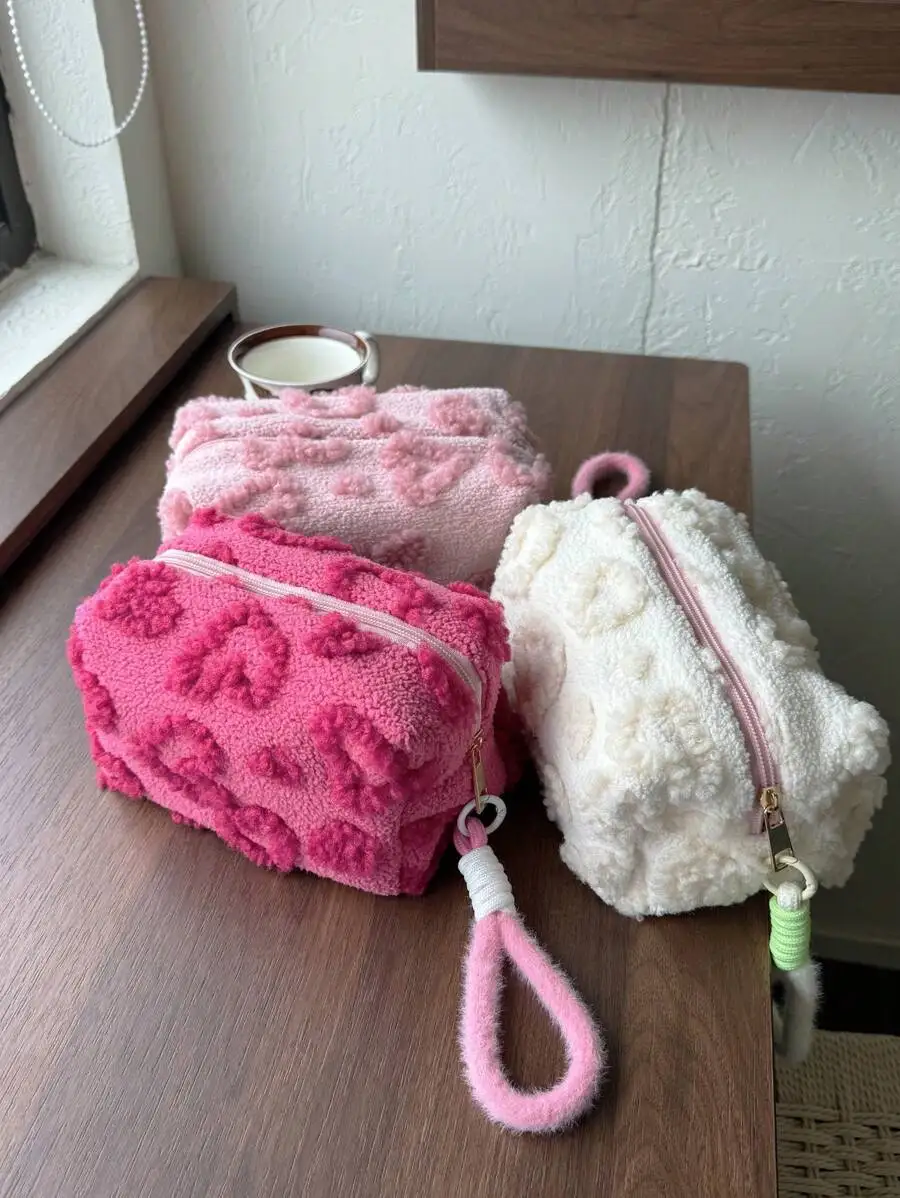 

Пушистая текстурированная косметичка на молнии - розовый, цвет розовой розы и кремовый цвета