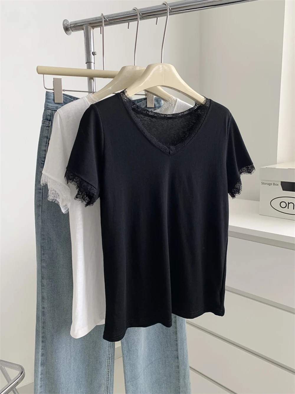 المرأة بلون موضة بسيطة الأساسية تي شيرت 2025 جديد الصيف الدانتيل حافة ألف الرقبة تصميم عادية رقيقة الإناث تنوعا القمم