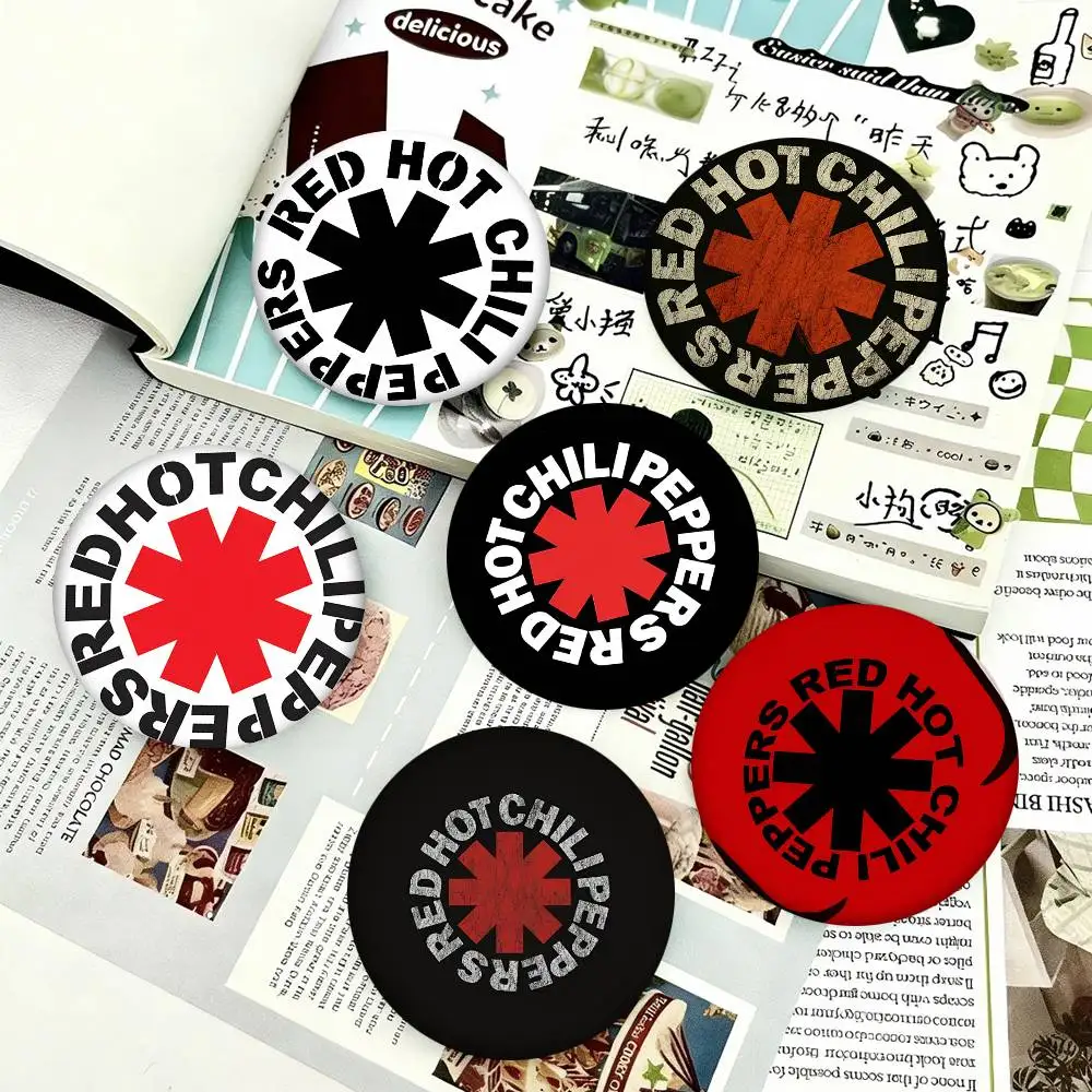 1 Stück beliebte Rockband Red Hot Chili Peppers Broschen im Cartoon-Stil für Rucksackdekoration, runde Emaille-Pins für Accessoires