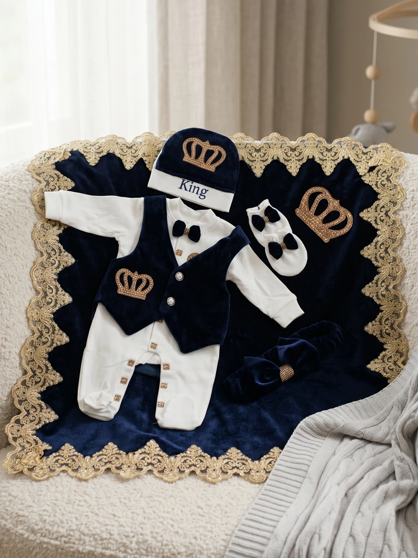 Baby-Jungen Prinzen-Outfit 5-teiliges Set Krone Strampler Mütze Socken Decke für Neugeborenen-Fotoshooting Taufe