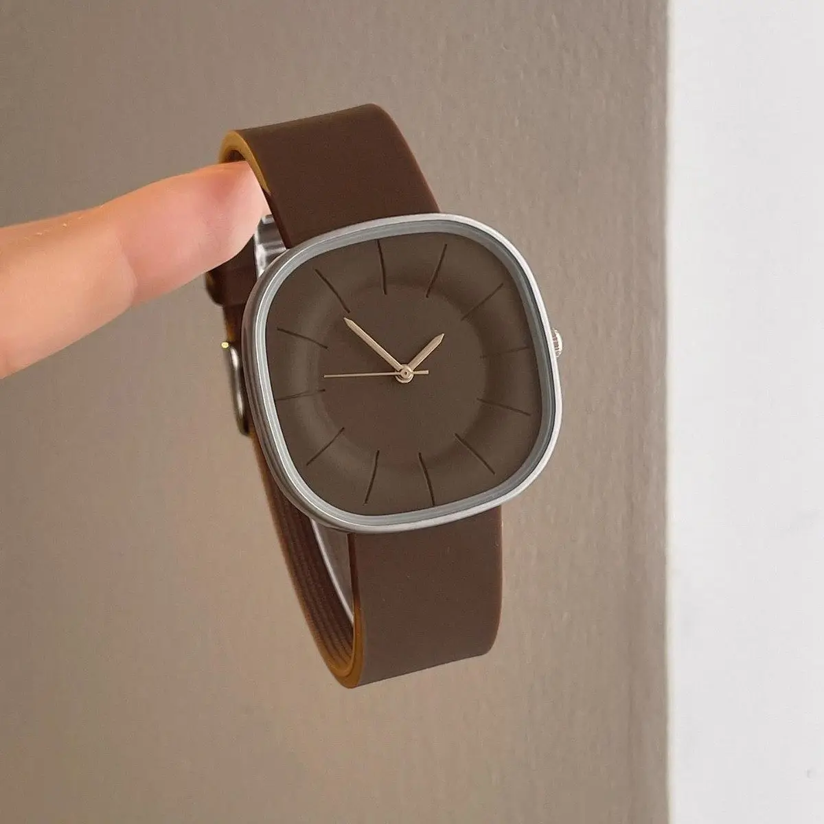 

Новые женские квадратные часы в минималистичном стиле, простые и универсальные, с силиконовым ремешком и кварцевым механизмом, высококачественные женские наручные часы