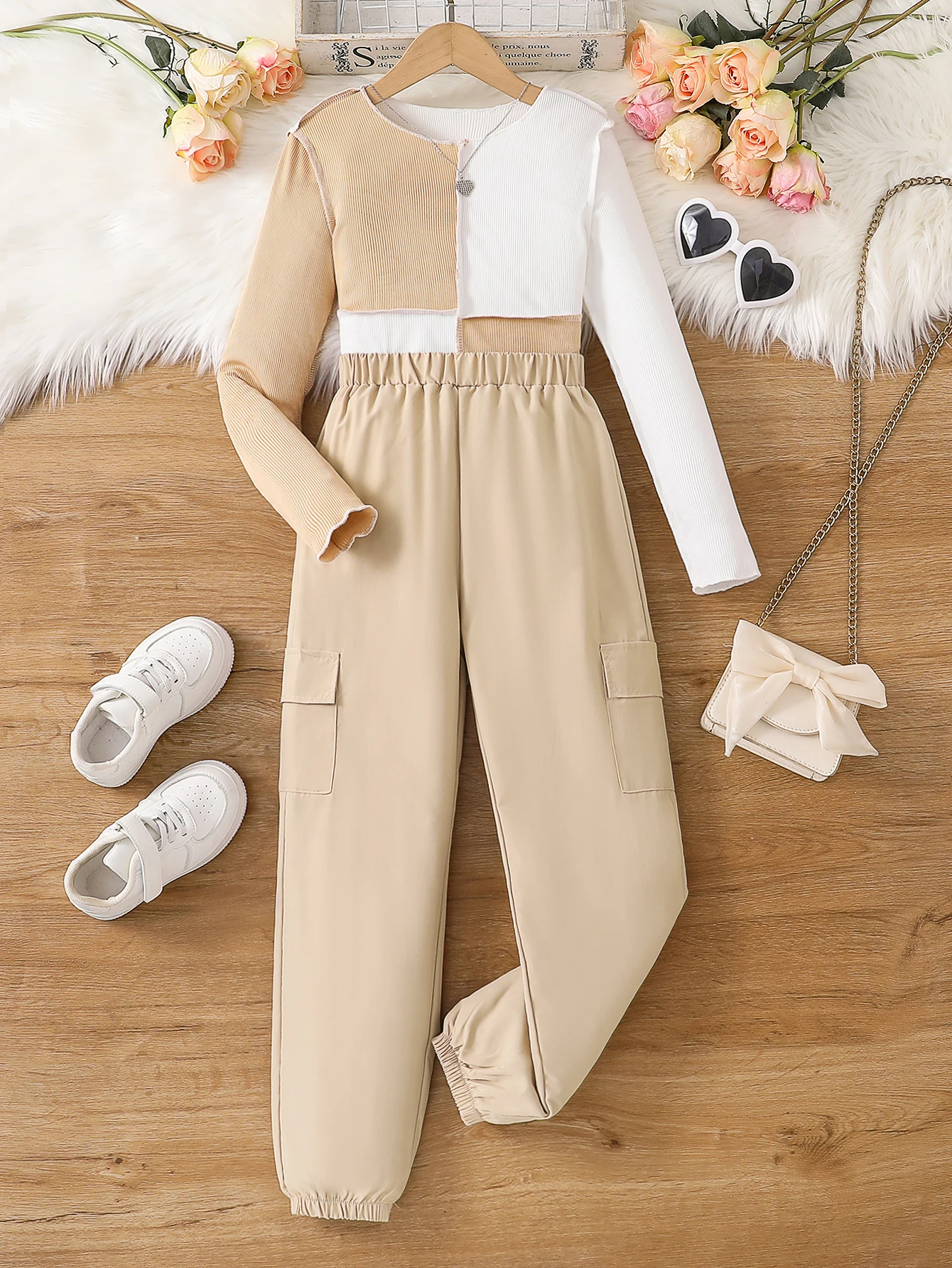 Khakifarbenes zweiteiliges Set für Mädchen, Rundhalsausschnitt, langärmliges Oberteil und Jogginghose, genähtes Outfit für Frühling und Herbst