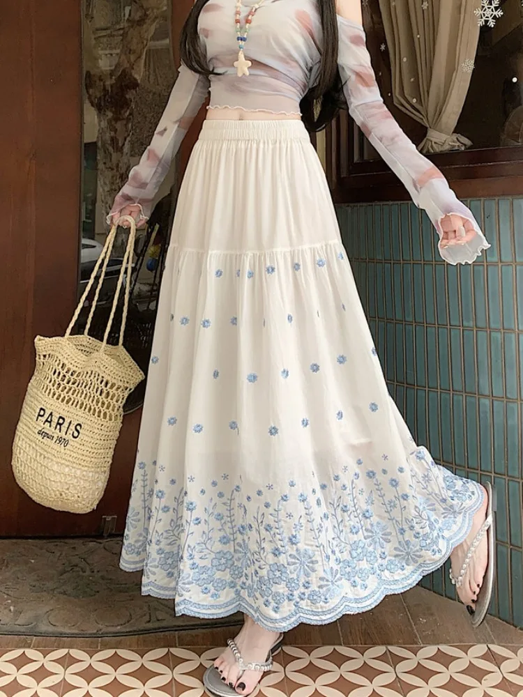 

Белая фарфоровая юбка А-силуэта с синей вышивкой, женская, весна-лето, повседневная, для офиса, с завышенной талией, стройнящий дизайн, многоярусная, длинная