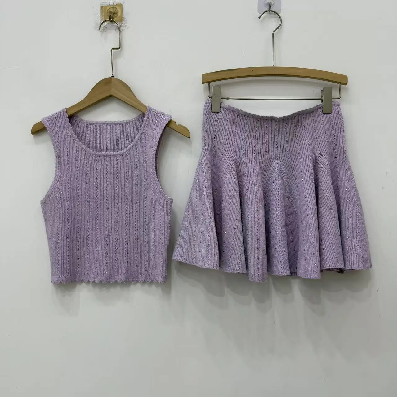 

Женский комплект с декоративными стразами: вязаный топ без рукавов с круглым вырезом + плиссированная мини-юбка с высокой талией, элегантный костюм