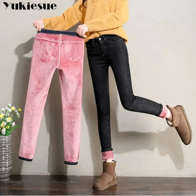 

2025 женские теплые плюшевые эластичные джинсы, женские узкие утолщенные флисовые джинсовые длинные брюки, брюки-карандаш в стиле ретро, термоджинсы, зимние снежные