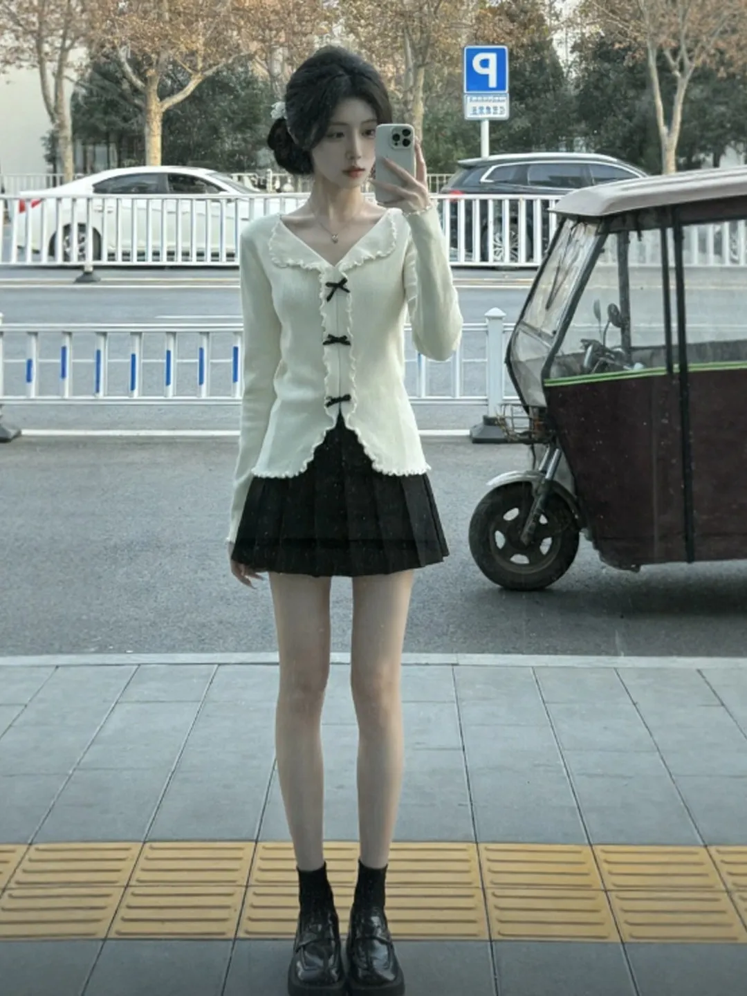 

Вязаный свитер с V-образным вырезом и бантом, модный тренд Весна 2026, женский приталенный повседневный свитер с длинными рукавами на пуговицах