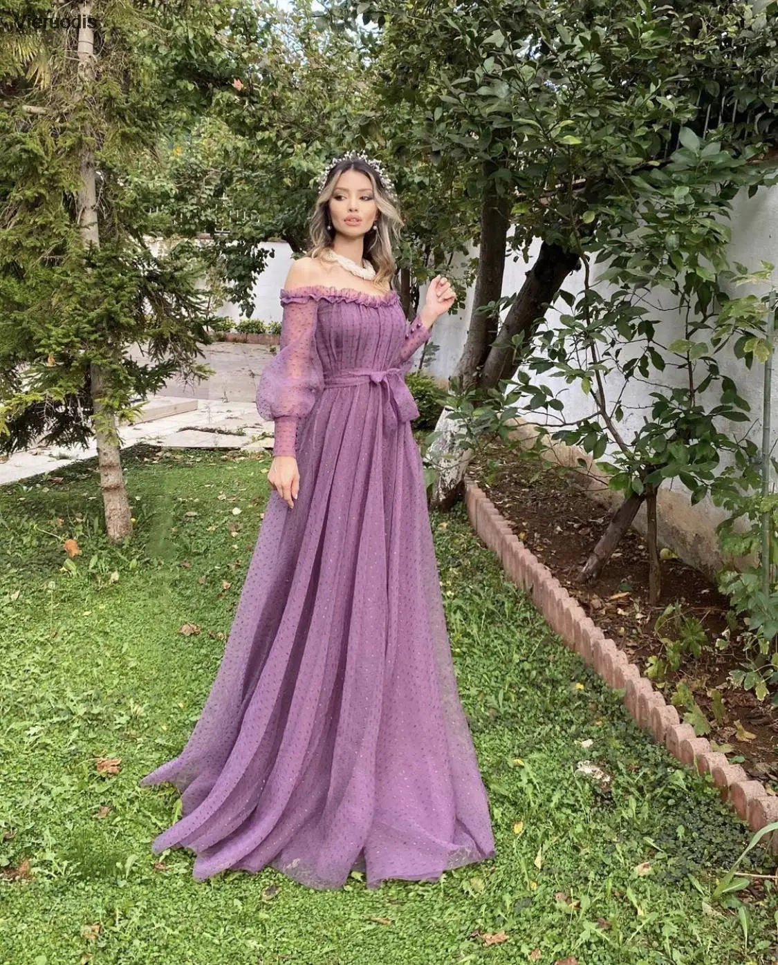 فستان سهرة منقط باللون الفيروزي على شكل حرف a ورقبة قارب عاري الكتفين وكشكشة من التل بدون ظهر بطول الأرض ذيل محكمة فستان حفلات