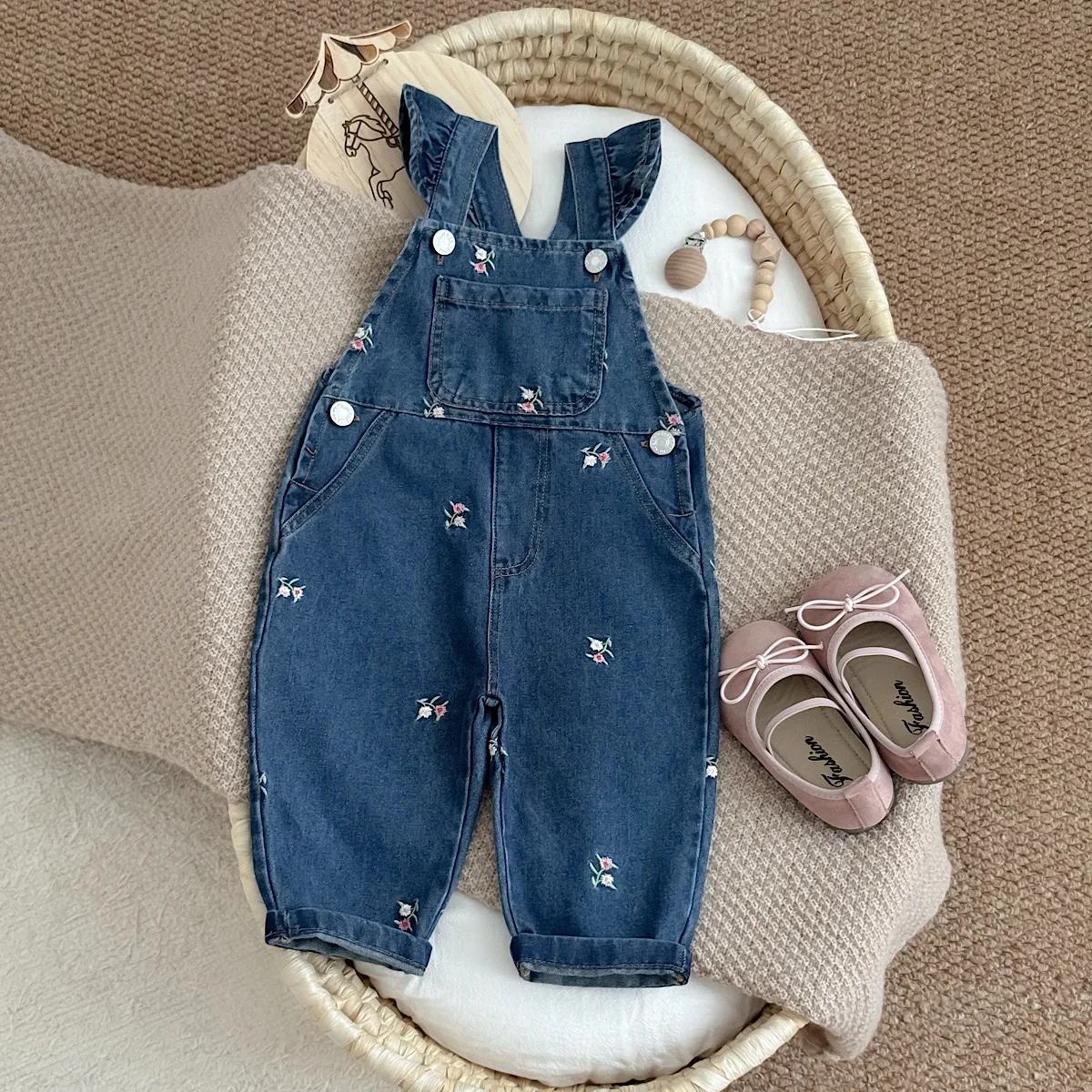 Blumenmuster-Blusenset mit Rüschenkragen für Babymädchen, 2-teiliges Outfit mit Jeans-Overall und Blumenstickerei für Kleinkinder – Detail 2