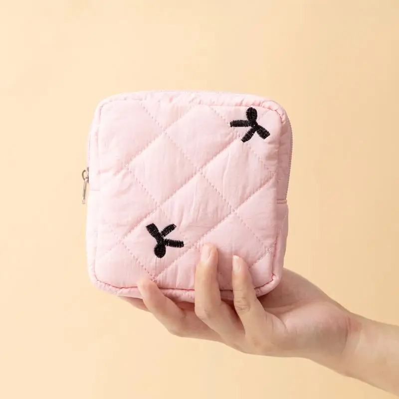 Niedliche, geräumige Aufbewahrungstaschen für Damenbinden, Cartoon-Schleife, tragbare Tasche für Mädchen, Organizer für Tampons und Hygieneartikel. – Detail 8