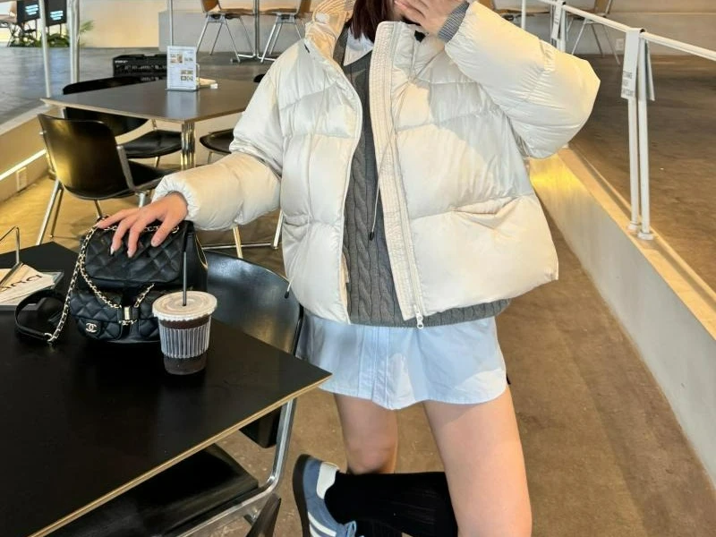 سترة نسائية من القطن بأسلوب قصير 2025 معطف قطني فضفاض جديد بغطاء للرأس شتوي سترة قطنية خفيفة الوزن ملابس خارجية