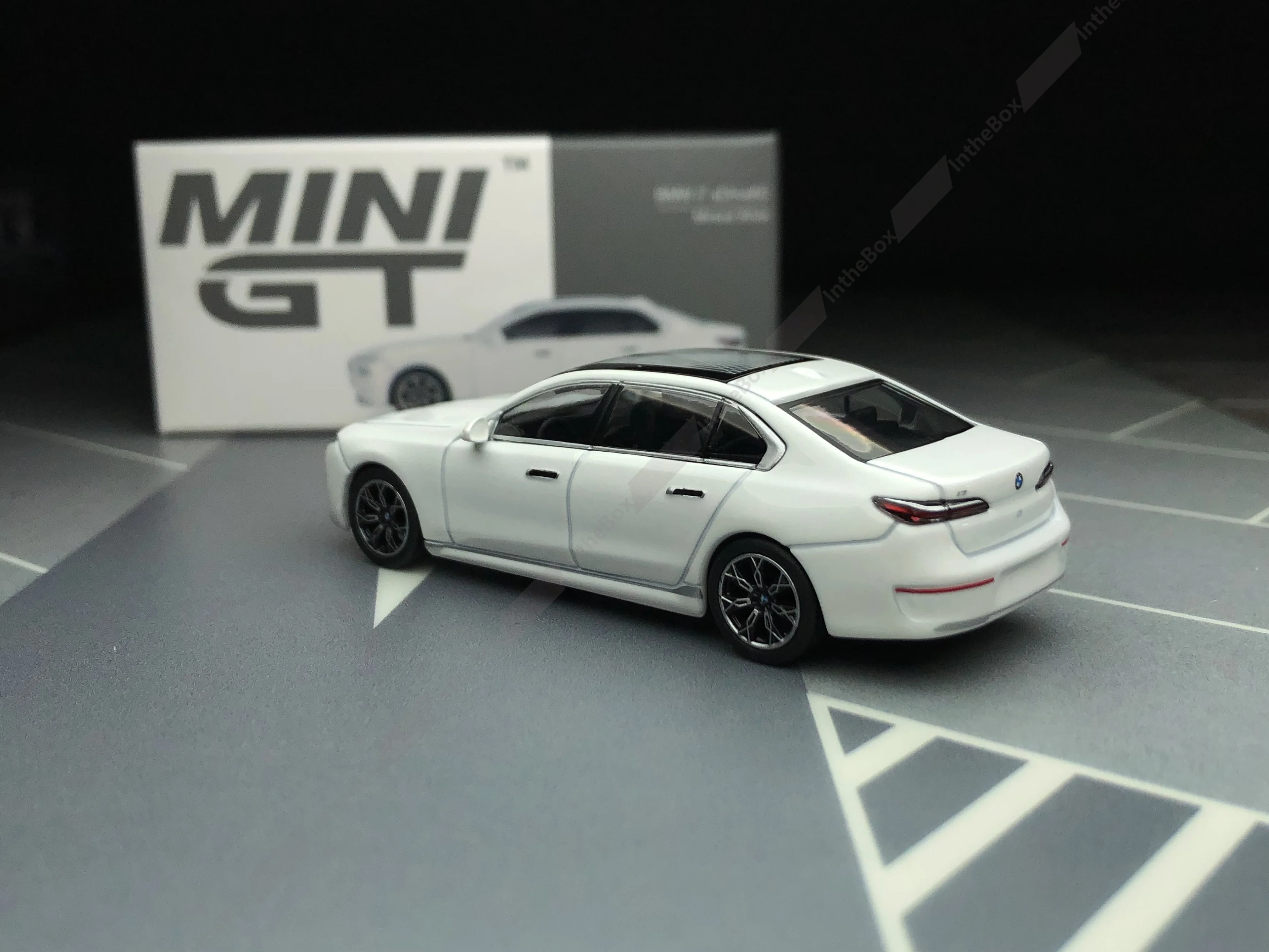 ميني جي تي # 819 i7 xDrive60 سيارة معدنية بيضاء 1/64 موديل Diecast