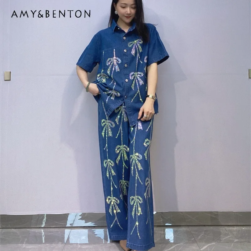 

Популярный комплект из джинсовой рубашки и брюк: женский красивый джинсовый комплект с коротким рукавом и прямыми широкими брюками, состоящий из двух предметов.