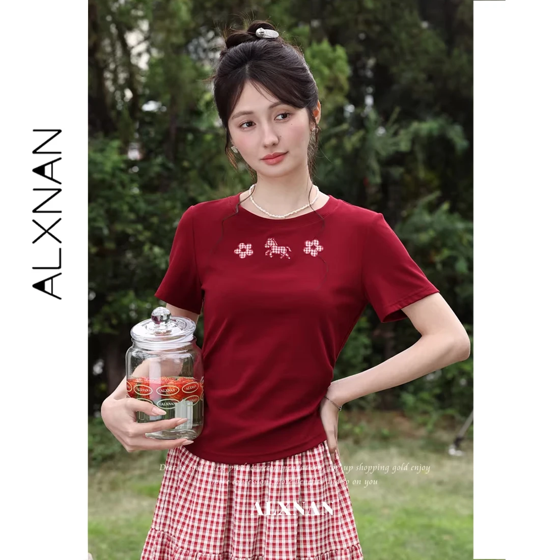 

ALXNAN Красная футболка с короткими рукавами и клетчатыми нашивками в виде цветов и пони, футболки с плиссированной талией, летние модные женские топы L63313