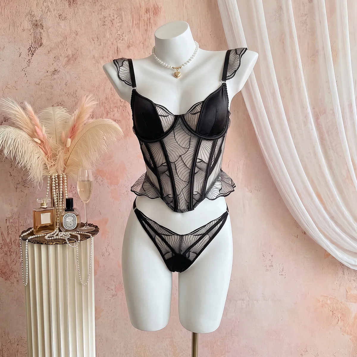 Body corsé negro elegante y romántico, con encaje floral transparente, detalles de volantes, espalda ajustable con cordones y cintura ceñida, lencería moldeadora.