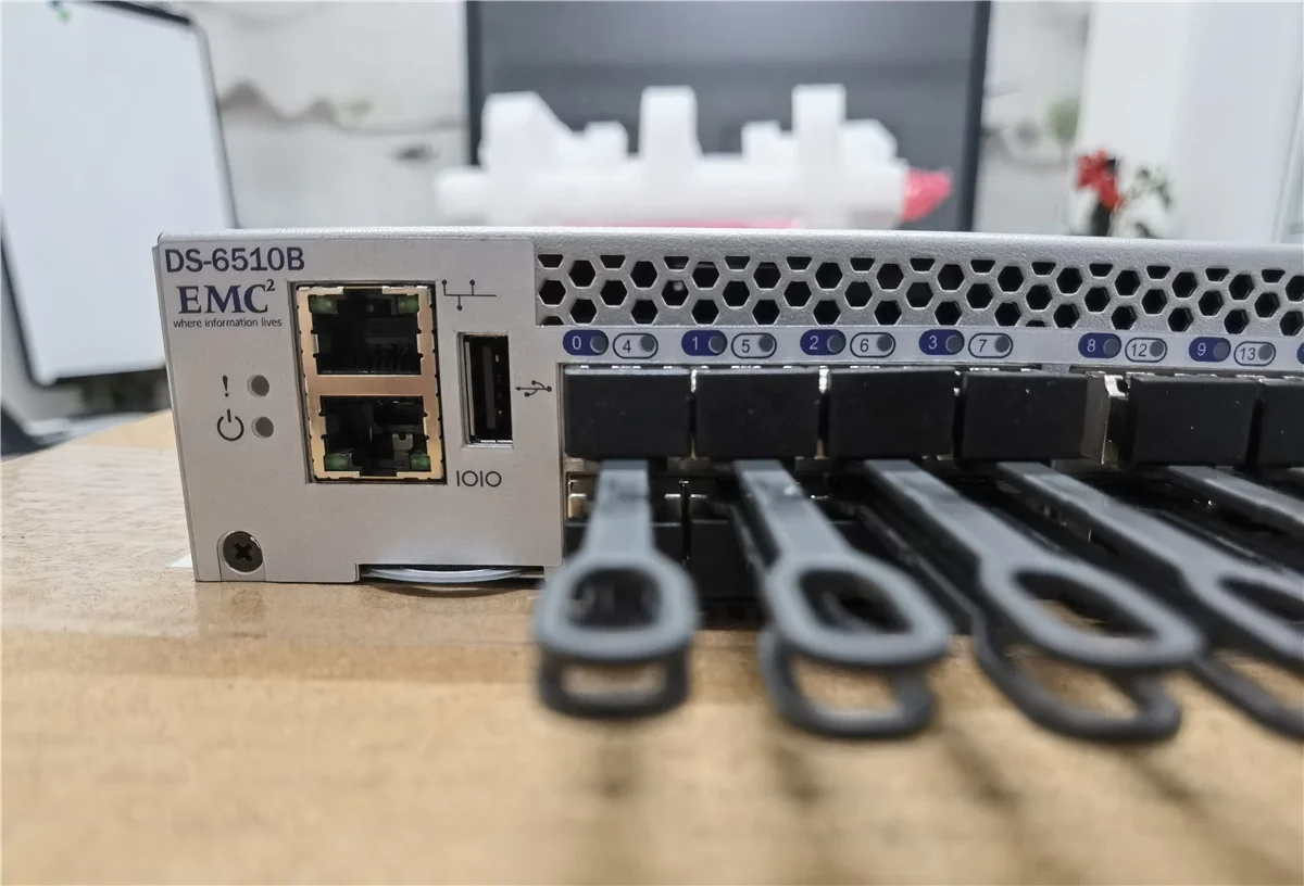 EMC DS-6510B EM-6510-24-16G-R Hitachi Brocade 6510 BR-6510-24-16G-R Fibre Channel SAN Switch