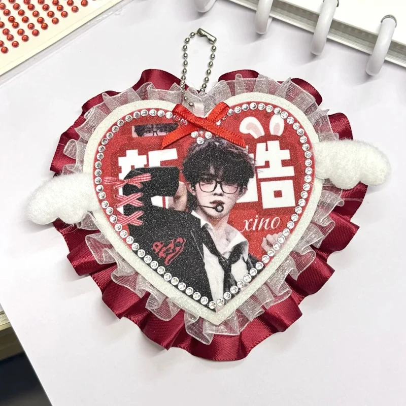 

Изготовленный на заказ брелок ручной работы с фото и именем, кружевом и стразами, глубокого винно-красного цвета, для сумок