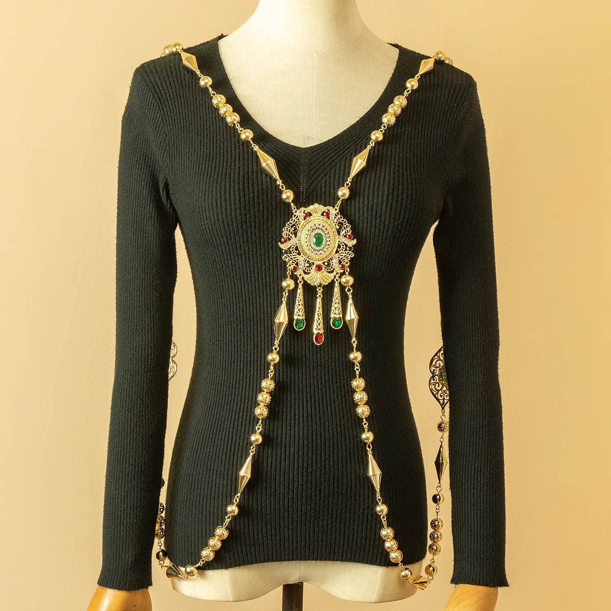 Arabisches Hochzeits kleid Körpers chmuck Ausschnitt Muster geschnitzt schwere hand gefertigte Metall vergoldet marok kanis chen Braut Schulter kette Schmuck