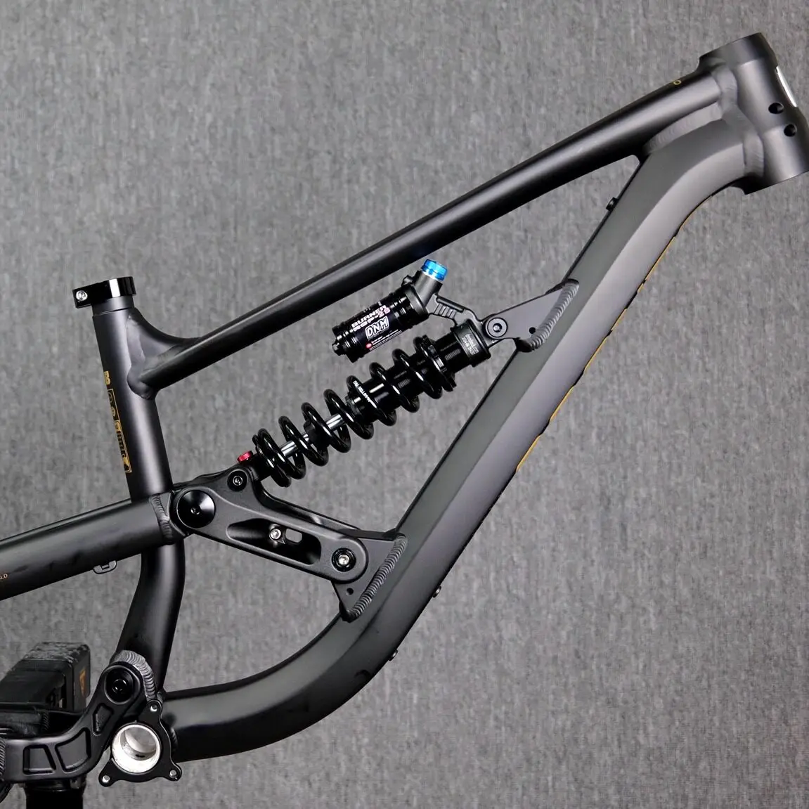 1pcs fourth generation CY8 bu-cket axle DH speed des-cent AM forest road en-duro soft tail mou-ntain bike frame COOYES