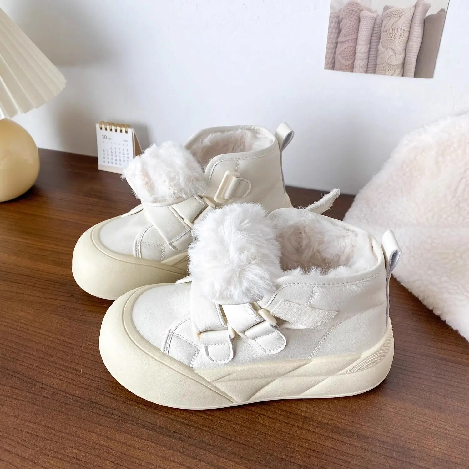 

Зимние плюшевые теплые женские зимние ботинки с высоким берцем и круглым носком, массивная женская обувь, новинка 2025 года, водонепроницаемая нескользящая обувь