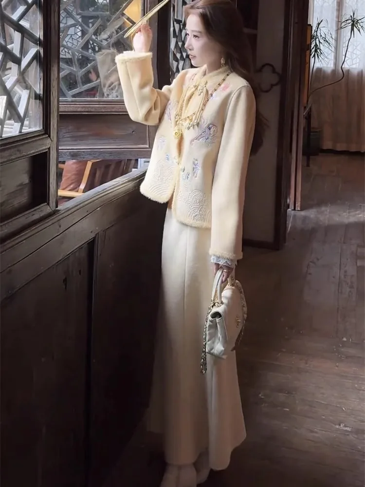 

Exquisite new Chinese style embroidery temperament buttoned hairy edge jacket half skirt elegant two piece set for women