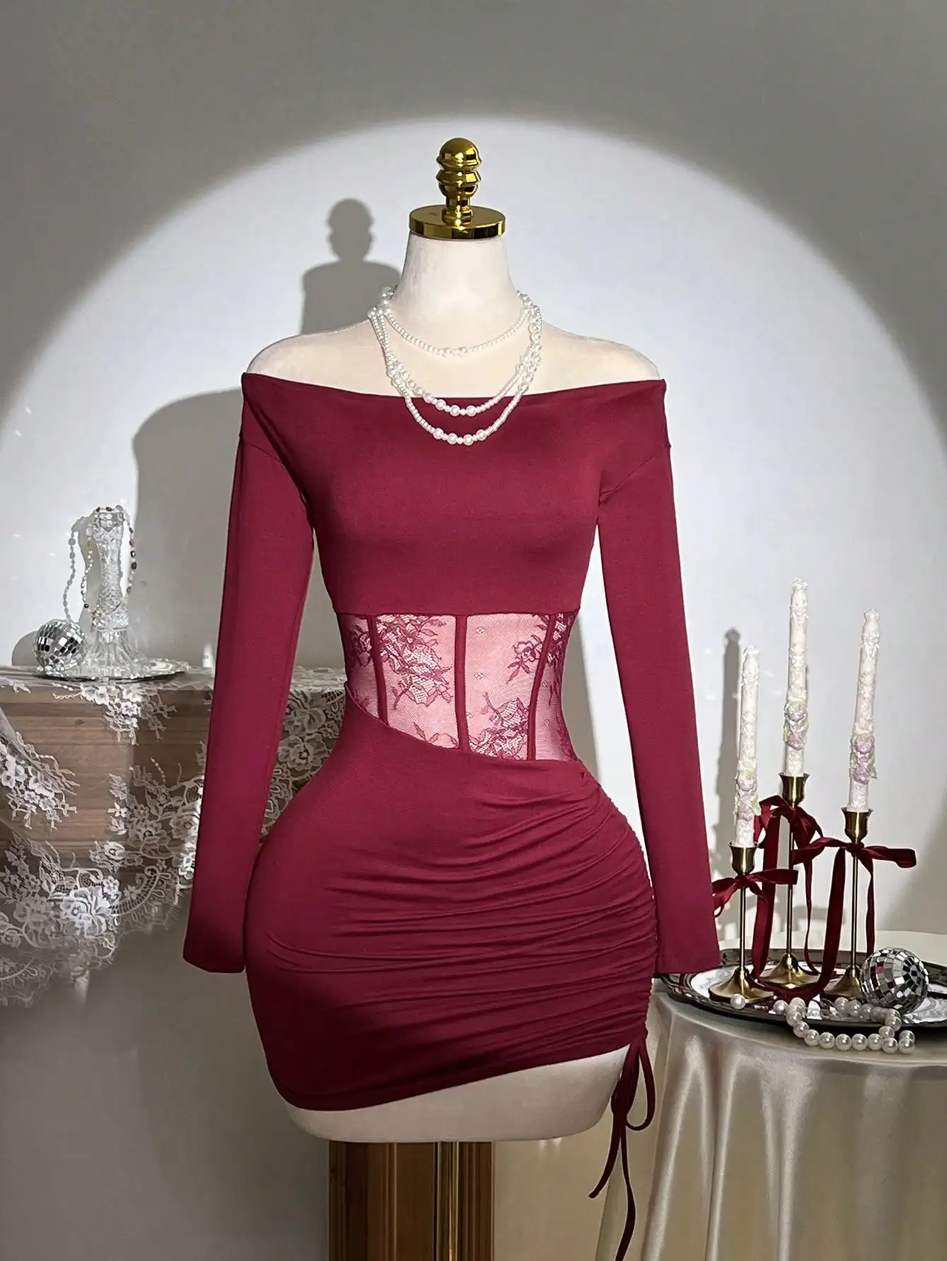 Vestido Mini Bodycon Vermelho Vinho com Ombros Descobertos, Manga Longa, Painel de Renda e Amarração Lateral
