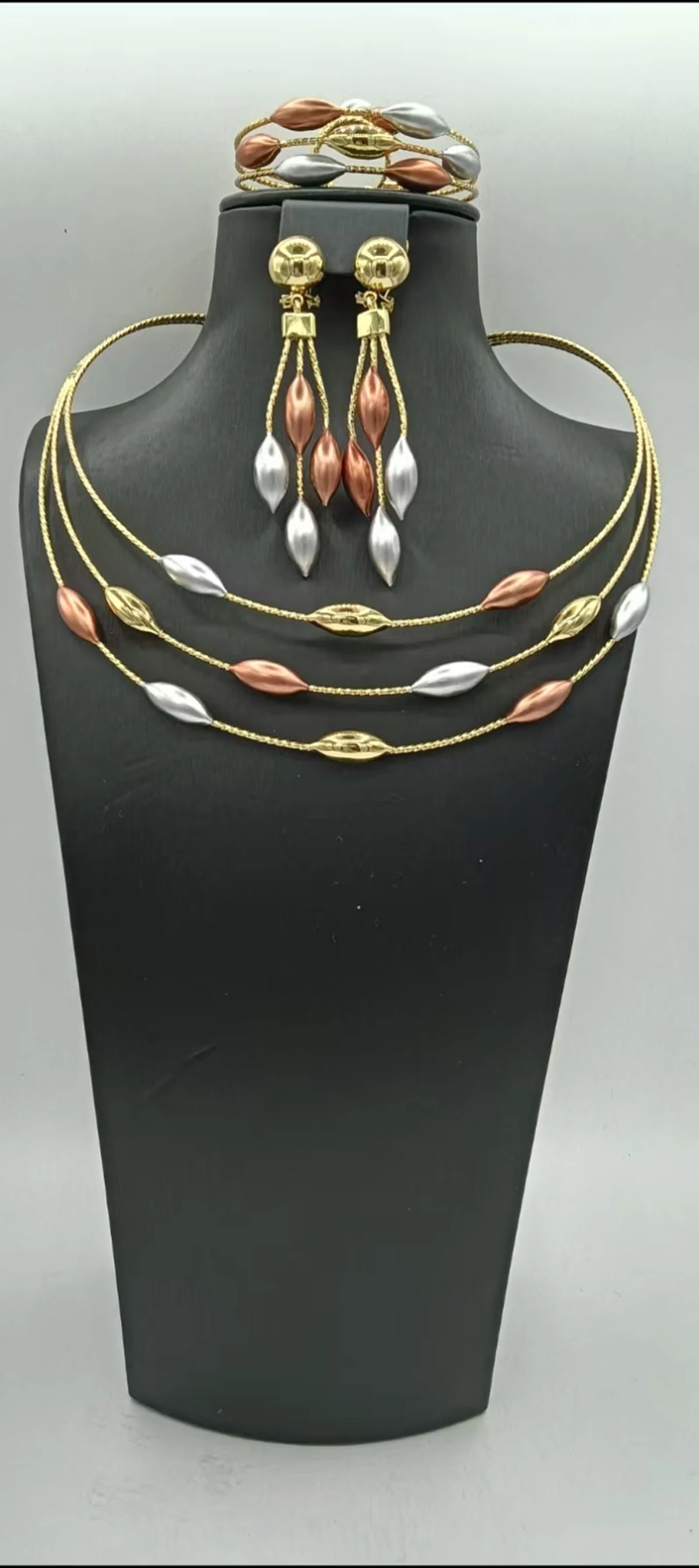Elegantes Dreifarbiges Blatt-Schmuckset Mehrreihige Halskette Ohrhänger & Armband Perfektes Geschenk für Hochzeit & Täglichen Modischen Look Neu Eingetroffen