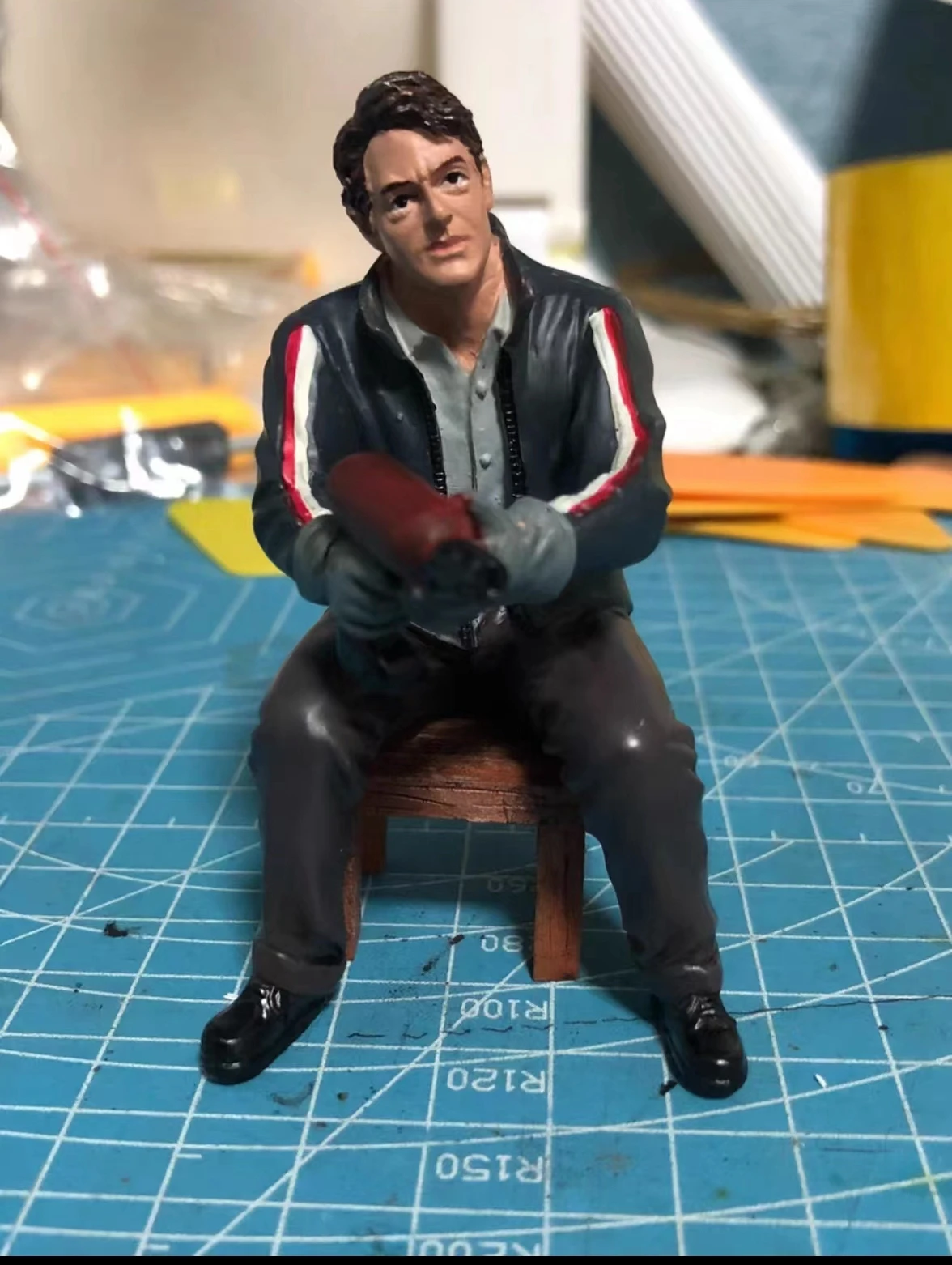 

Фигурка из смолы 1/18, сидящий механик, ремонт, человек с электрической дрелью