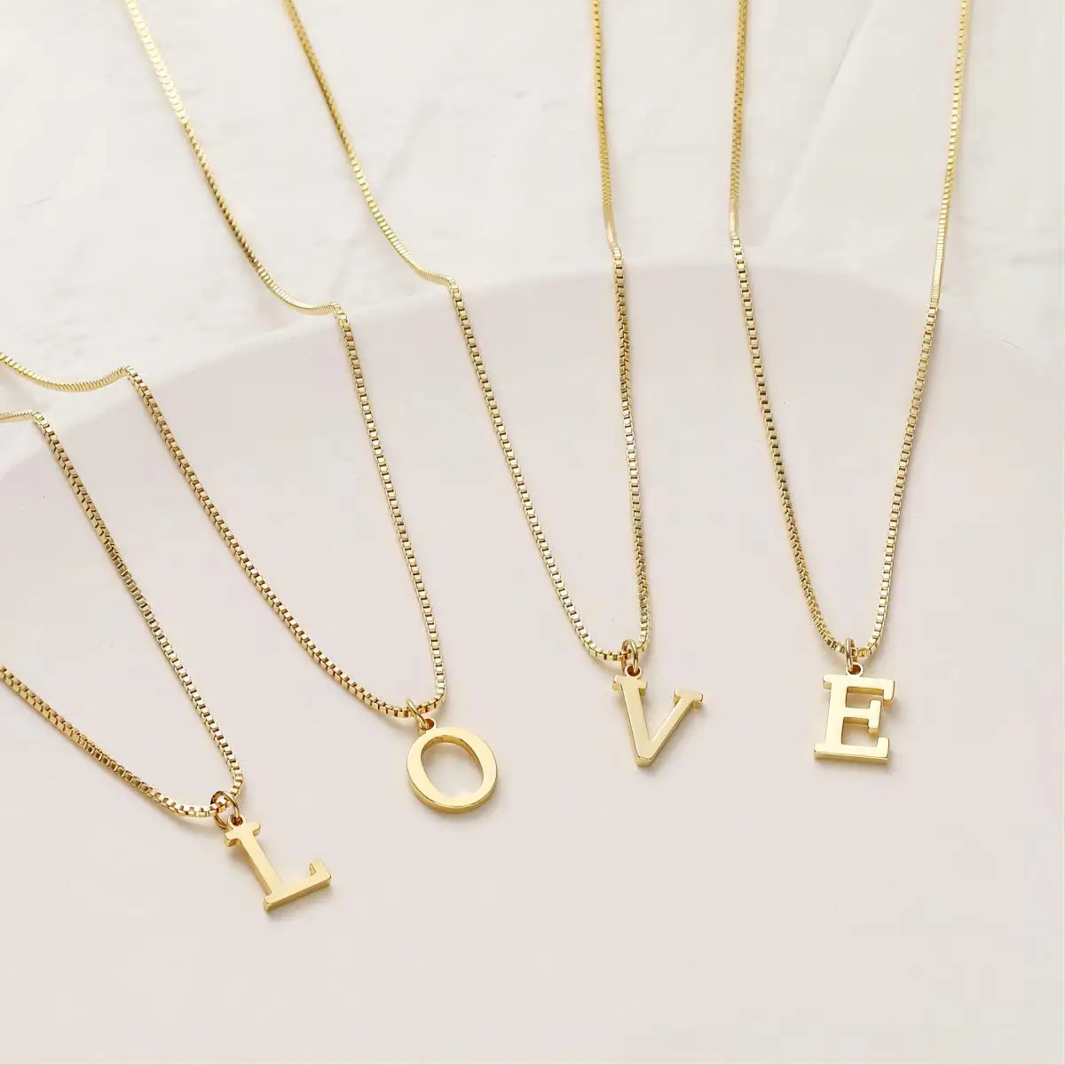 Simple new 26-letter pendant necklace Gold plated stylish everyday charm gift with ladies multifunctional collarbone necklace