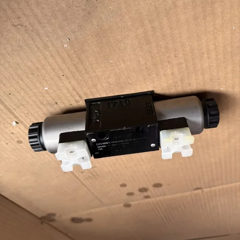 D1VW004CNHWXC025 Three-position Four-way Electromagnetic Reversing Valve() Balancing Valve Specialized Used for XCMG