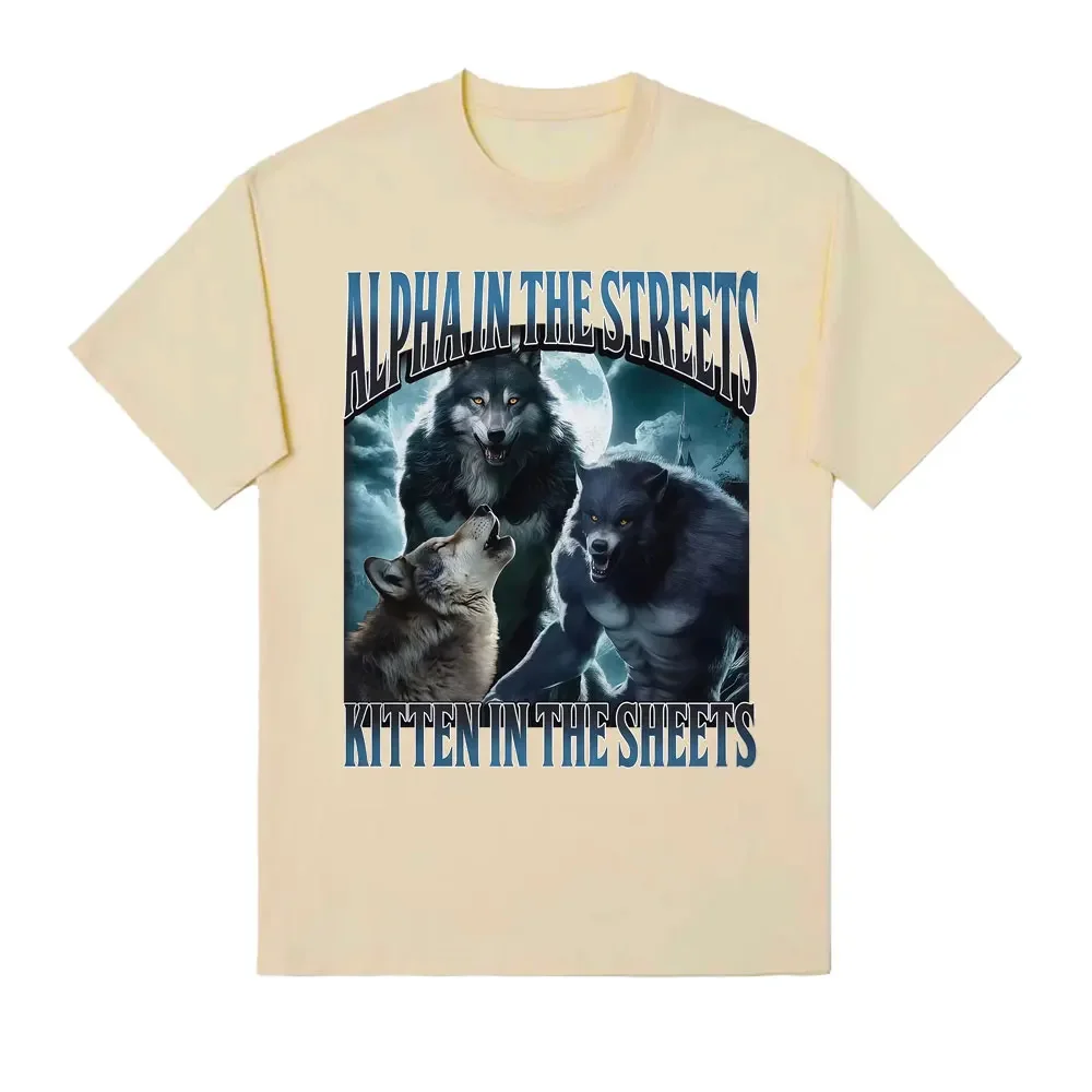 Grappig weerwolf meme T-shirt voor dames, casual en comfortabel extra groot formaat met een kitten op een alpha bed op straat