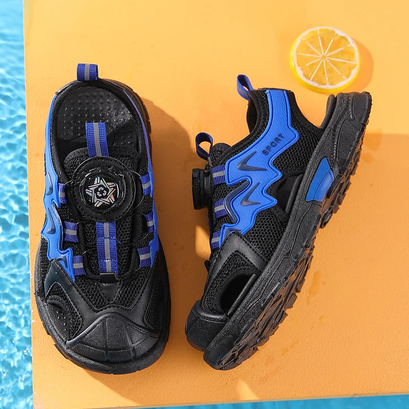 A pair of children's hollow mesh anti-collision sandals easy rotary buckle for seaside water play casual shoes MS-987