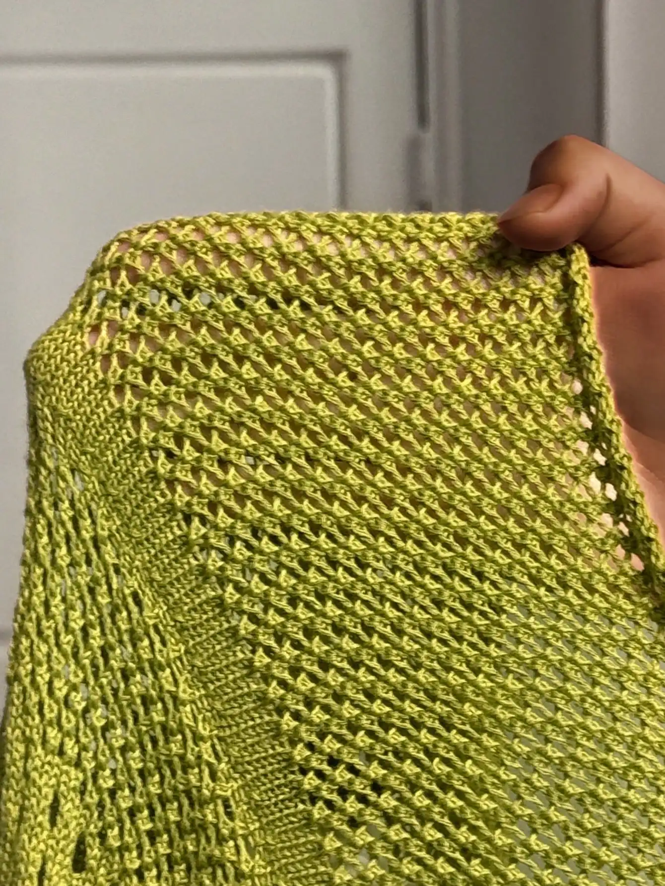 

Вязаное мини-платье без рукавов с вырезом халтер и оборками по низу, светло-зеленое