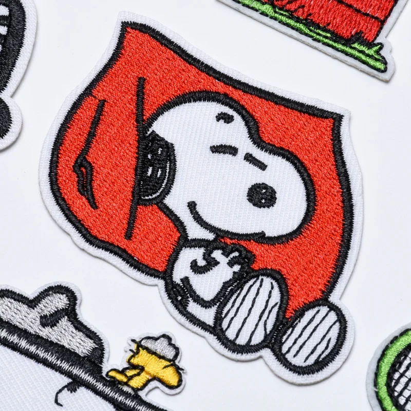 Snoopy Cartoon Cute Anime Toppe per punti per abbigliamento T-shirt Borsa Shose Indumento Ricamo Adesivo in stoffa Toppe da stiro per cucire