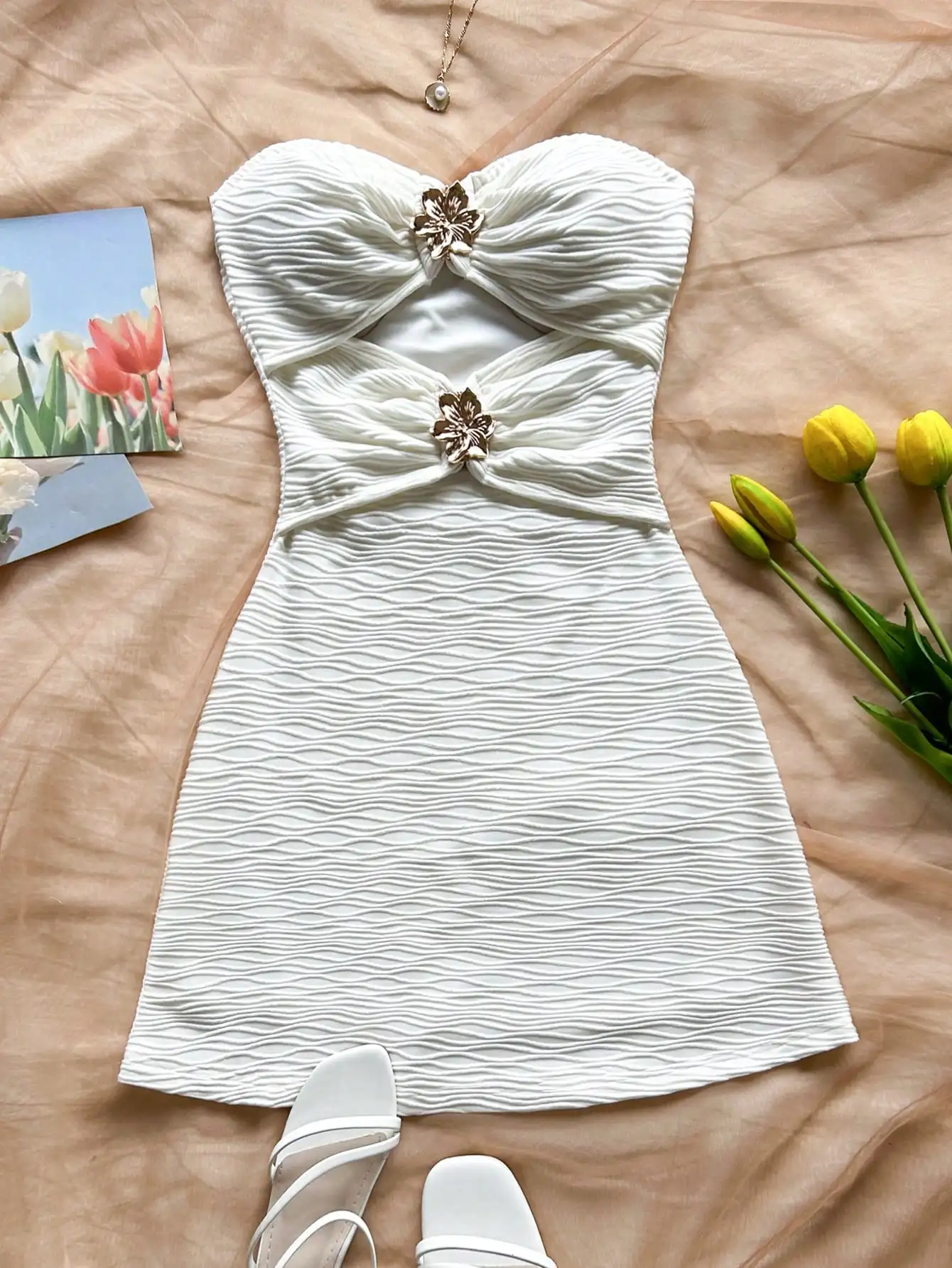 Mini robe blanche froncée sans bretelles avec boutons métalliques floraux, style Boho pour les vacances et le festival